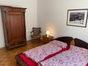 1 dormitorio con 1 cama, vestidor y silla en Rheinloge, en Oberwesel