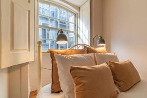 ポルトにあるPorto 332のベッドルーム1室(枕付きのベッド1台、窓付)