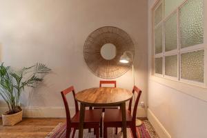 ポルトにあるPorto 332のダイニングルーム(椅子2脚、鏡付)