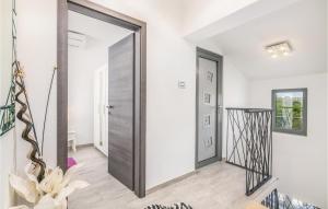 Fotografie z fotogalerie ubytování Stunning Home In Dobrinj v destinaci Dobrinj