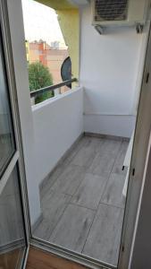 a mirror reflection of a hallway with a window at Ekskluzywny Apartament w Centrum z Klimatyzacją i Balkonem in Lubin