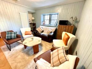 a living room with a couch and chairs and a table at 'Gordon' in ApartNest Auchterarder in Auchterarder