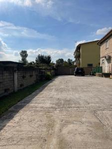 parking z samochodem zaparkowanym na podjeździe w obiekcie la casa di Frinky w mieście Ponte Galeria