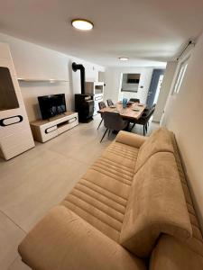 a large living room with a couch and a table at Villa Monte Rosso HerMes arT in Crveni Vrh