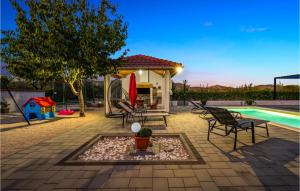 Bazén v ubytovaní Holiday Home Dubrava Tisnjanska 32 alebo v jeho blízkosti