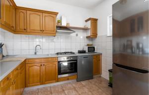 Kuchyňa alebo kuchynka v ubytovaní Holiday Home Dubrava Tisnjanska 32