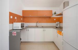 Kuchyňa alebo kuchynka v ubytovaní Holiday Home Dubrava Tisnjanska 32