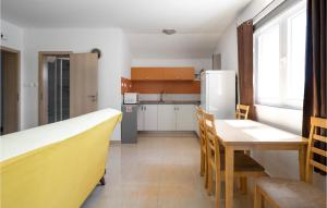 Kuchyňa alebo kuchynka v ubytovaní Holiday Home Dubrava Tisnjanska 32