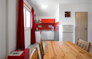 Kuchyňa alebo kuchynka v ubytovaní Holiday Home Dubrava Tisnjanska 32