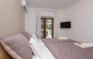 Łóżko lub łóżka w pokoju w obiekcie Cozy Home In Labin With Wifi