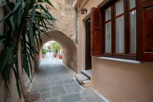 Fotografie z fotogalerie ubytování Old Town Rhapsody, Cosy 2-Floor Home with Rooftop Bathtub, BBQ & Lounge Under Sun Umbrellas v destinaci Réthymno