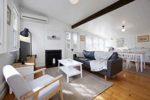 Χώρος καθιστικού στο Country Cottage in Brunswick