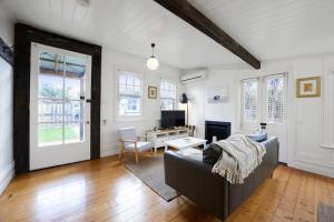 Μια τηλεόραση ή/και κέντρο ψυχαγωγίας στο Country Cottage in Brunswick