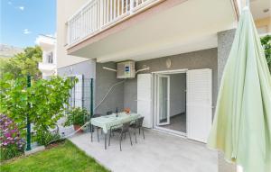 Balkón nebo terasa v ubytování Two-Bedroom Apartment In Podstrana