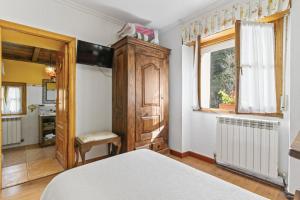 a bedroom with a bed and a window at Casa de Aldea La Pescal in La Pescal