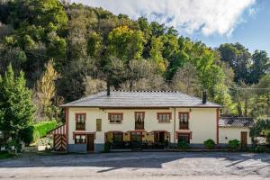 a house in front of a mountain at Casa de Aldea La Pescal in La Pescal
