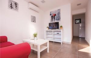 TV a/nebo společenská místnost v ubytování Two-Bedroom Apartment In Jadrija + 18 fotografií