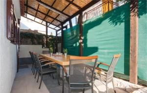 Balkón nebo terasa v ubytování Two-Bedroom Apartment In Jadrija