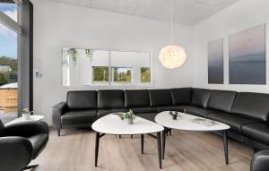 Χώρος καθιστικού στο Lovely Home In Glesborg With Sauna