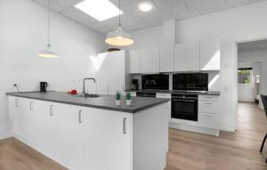 Η κουζίνα ή μικρή κουζίνα στο Lovely Home In Glesborg With Sauna