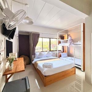Postel nebo postele na pokoji v ubytování Yoi Hotel krabi