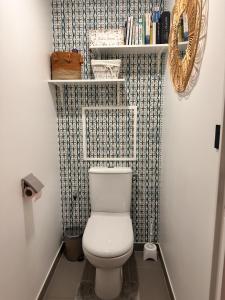 ランスにあるLe Cocon - Superbe T3 - Parking - Terrasseの部屋にある白いトイレ付きのバスルーム +22枚の写真