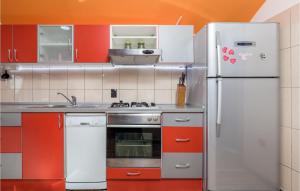 Kuchyň nebo kuchyňský kout v ubytování Lovely Home In Gabonjin With Kitchen