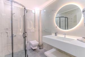 Koupelna v ubytování Olea Suites Otel + 32 fotografií