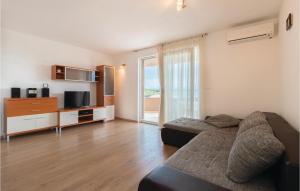 Televízia a/alebo spoločenská miestnosť v ubytovaní Holiday Home Ivusini Xiv V