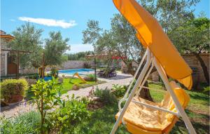 Zahrada ubytování Holiday Home Golubovo With Fireplace I