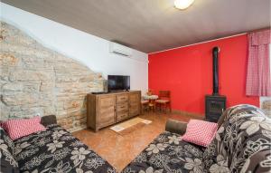 TV a/nebo společenská místnost v ubytování Holiday Home Golubovo With Fireplace I
