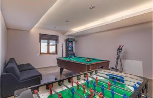 Pokój ze stołem bilardowym i kanapą w obiekcie 4 Bedroom Awesome Home In Trosti w mieście Heki