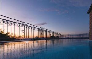 Der Swimmingpool an oder in der Nähe von Gorgeous Home In Prigradica With Wifi