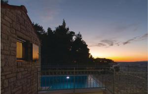Der Swimmingpool an oder in der Nähe von Gorgeous Home In Prigradica With Wifi