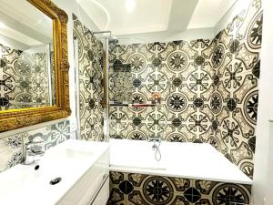 Et badeværelse på Waves, Central Beach Town Apartment + 5 billeder