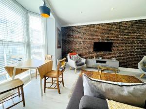 Et opholdsområde på Waves, Central Beach Town Apartment