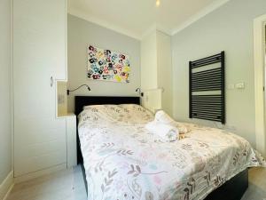 En eller flere senge i et værelse på Waves, Central Beach Town Apartment