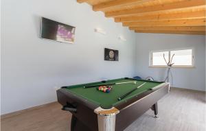 Biliár nebo kulečník v ubytování 4 Bedroom Cozy Home In Vodnjan