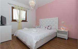 Postel nebo postele na pokoji v ubytování 4 Bedroom Cozy Home In Vodnjan