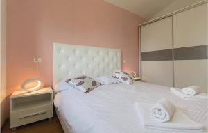 Postel nebo postele na pokoji v ubytování 4 Bedroom Cozy Home In Vodnjan
