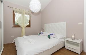 Postel nebo postele na pokoji v ubytování 4 Bedroom Cozy Home In Vodnjan