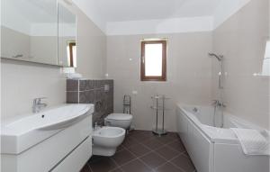 Koupelna v ubytování 4 Bedroom Cozy Home In Vodnjan