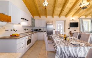 Η κουζίνα ή μικρή κουζίνα στο Gorgeous Home In Visnjan With Wifi