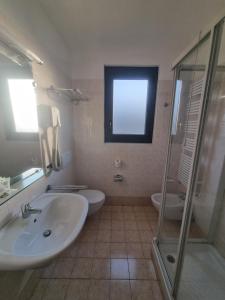 Koupelna v ubytování Aba Hotel