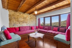 Χώρος καθιστικού στο Countryside Apartment 1 with Shared Swimming Pool +13 φωτογραφίες