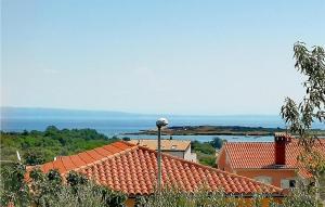 - une vue sur les toits des maisons et l'océan dans l'établissement Two-Bedroom Holiday Home In Liznjan, à Ližnjan 23 autres photos