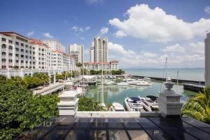 une vue d'une marina avec des bateaux dans l'eau dans l'établissement WHITE HOUSE STRAITS QUAY MARINA LUXURY STAY GURNEY, à Tanjong Tokong