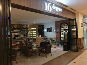 un magasin avec une table et des chaises dans l'établissement WHITE HOUSE STRAITS QUAY MARINA LUXURY STAY GURNEY, à Tanjong Tokong