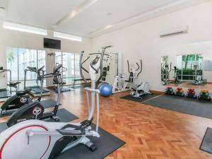 une salle de sport avec plusieurs tapis de course et vélos d'exercice dans l'établissement WHITE HOUSE STRAITS QUAY MARINA LUXURY STAY GURNEY, à Tanjong Tokong