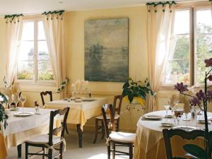 En restaurant eller et spisested på Logis Hôtel le Clos du Vigneron